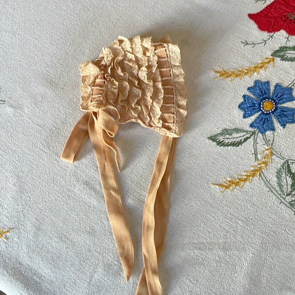 Antique lace and ribbon christening bonnet, ribbon ties under chin and in back - Picture 2 of 11